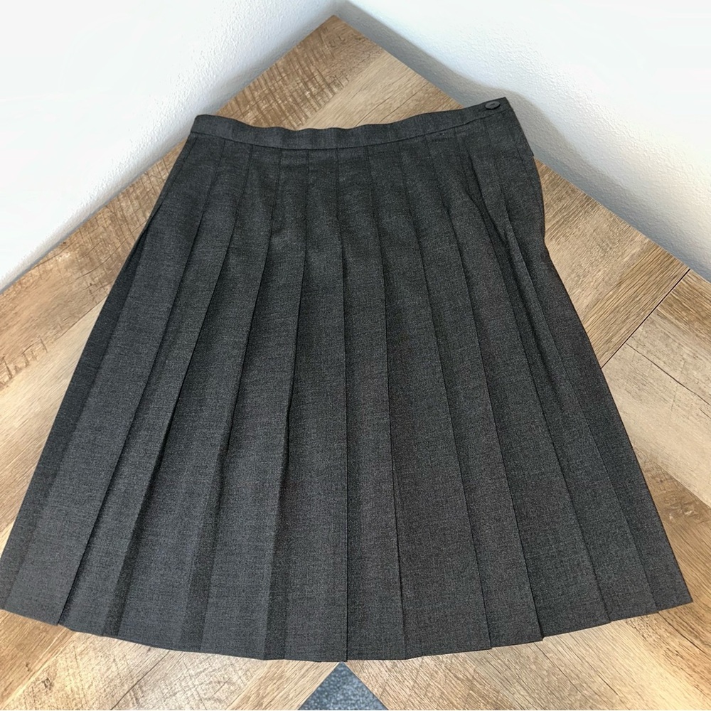 NWOT Liz Claiborne lizsport Charcoal pleated A-Line Skirt petite size 6